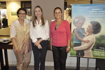 Doutoras da OAB Guarapuava, Kellen Vanessa e Maria Cecília com a juíza Luciane Bortoleto ao centro