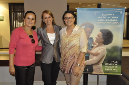 Doutoras da OAB Guarapuava, Kellen Vanessa e Maria Cecília com a doutora Alice Bianchini ao centro