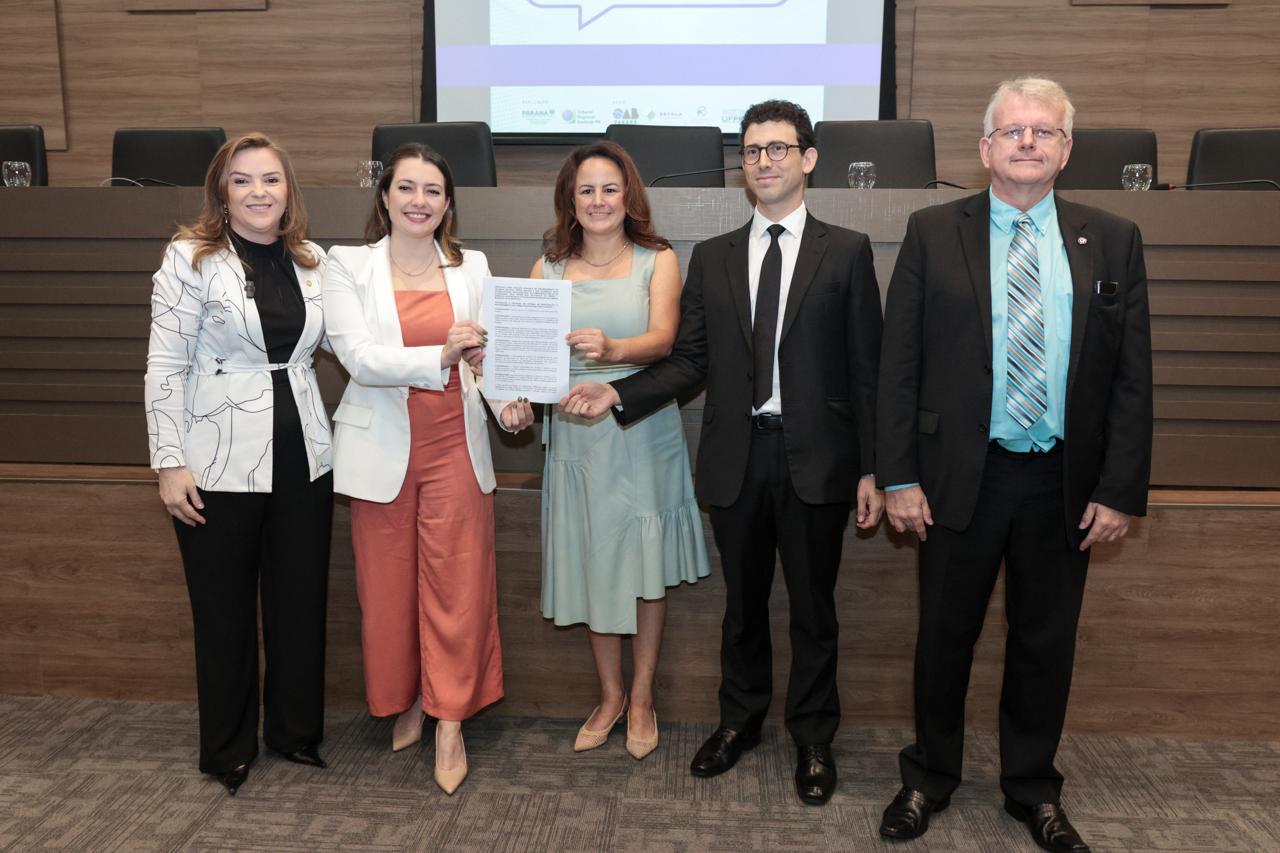 Seminário na OAB Guarapuava tem assinatura de protocolo conjunto para combate à violência política de gênero